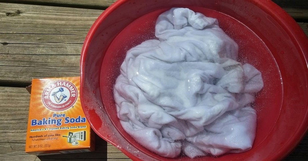 Soak Your Whites In Baking Soda Water For THIS Genius Reason
